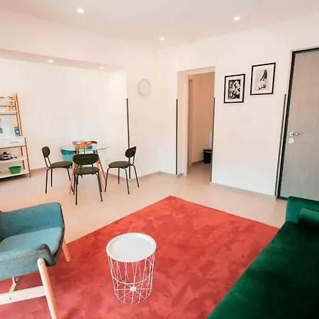 3 Grand 2 Pieces En Plein Centre Avec Place De Parking Lägenhet