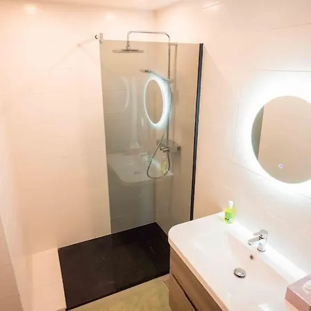 3 Grand 2 Pieces En Plein Centre Avec Place De Parking *